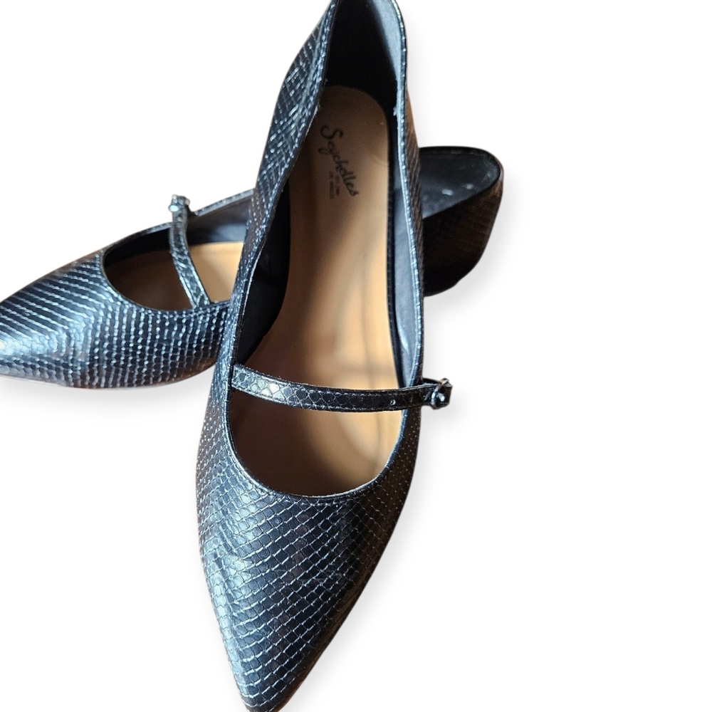 Seychelles Signature Black Textured Flats for Women Size 8.5